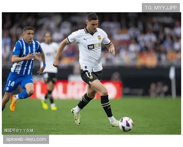 瓦伦西亚管理层决策争议显现，对球队稳定性与发展规划形成影响